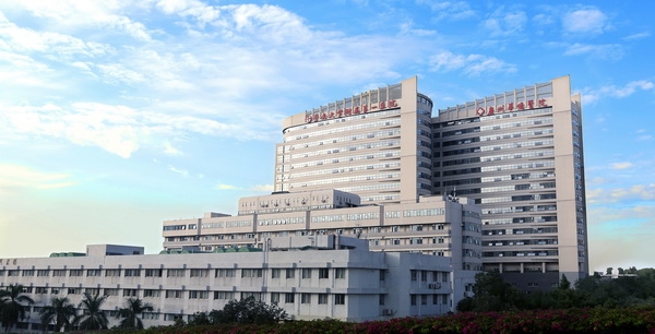 我司為暨南大學附屬第（dì）一醫院（廣州華僑醫（yī）院）手術室初中高效空調過濾器更換項目順利完工